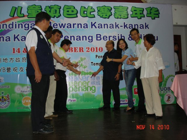 YB Tuan Chow Kon Yeow merasmikan pertandingan mewarna kanak-kanak sempena P. Pinang bersih dan hijau pada 14-11-2010